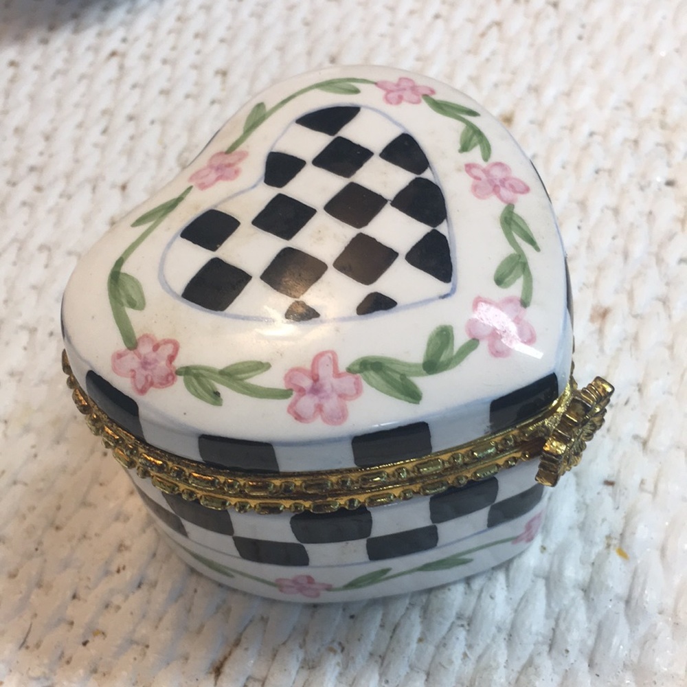 Porcelain heart shape checked jewelryTrinket box hinged gold trim lid vintage